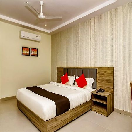 Capital O 28086 Sindhura Grand Hyderabad Exterior foto